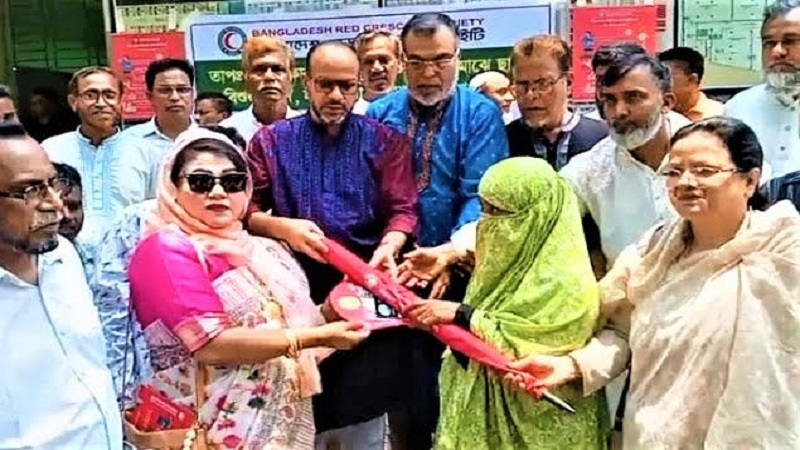 টাঙ্গাইলে রেড ক্রিসেন্ট সোসাইটির ছাতা ও মাস্ক বিতরণ